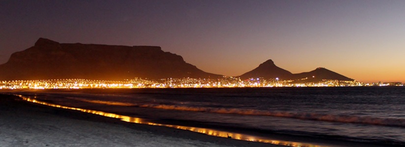 Südafrika - Kapstadt mit Tafelberg bei Nacht Südafrika - Kapstadt mit Tafelberg bei Nacht
