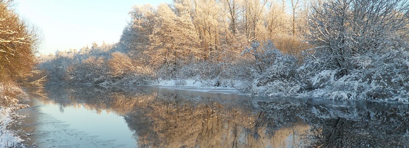 Fluss-Schifffahrt im Winter Fluss-Schifffahrt im Winter